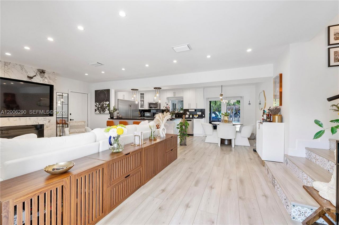 14830 N Spur Dr , Miami, FL 33161 Photo