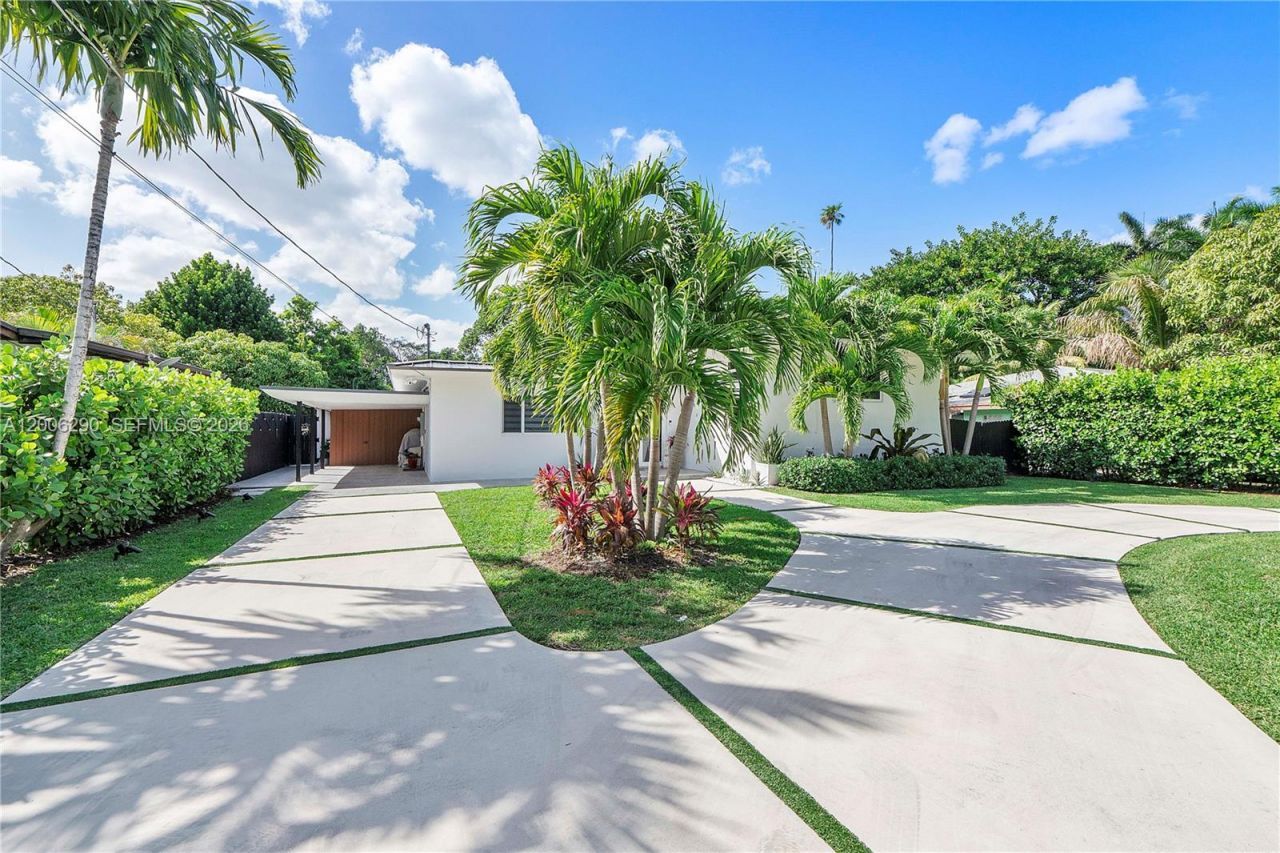 14830 N Spur Dr , Miami, FL 33161 Photo