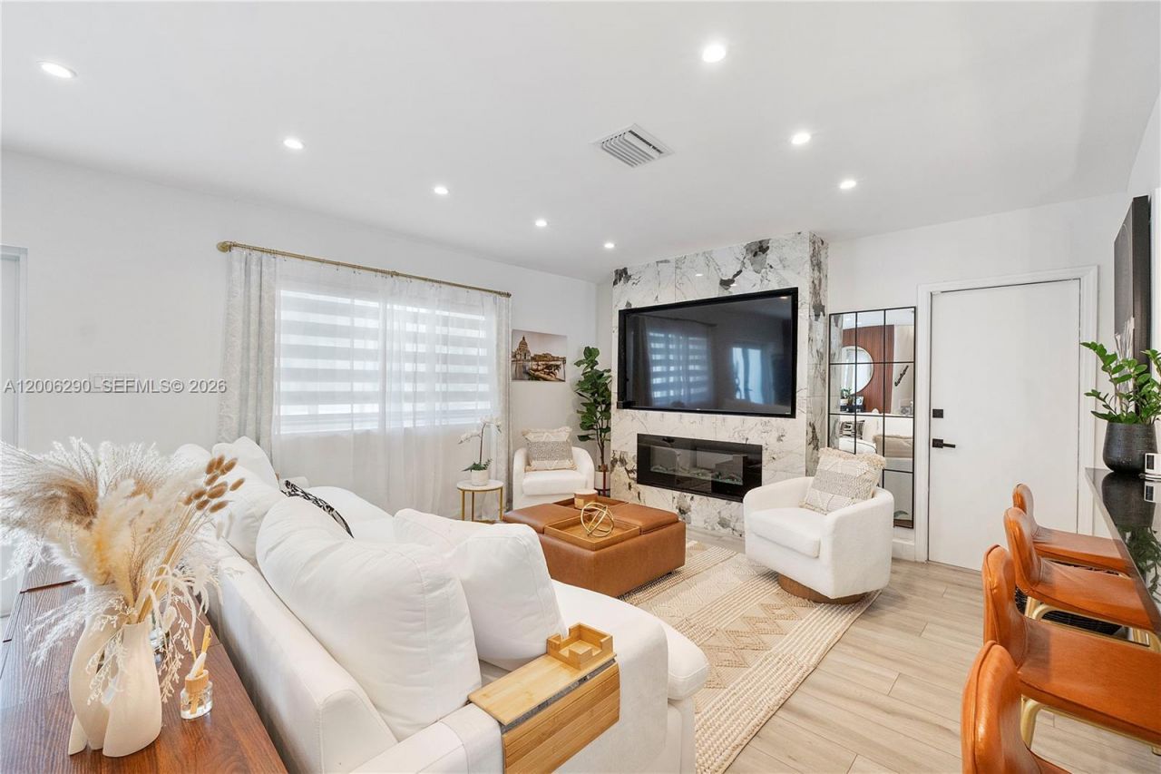 14830 N Spur Dr , Miami, FL 33161 Photo