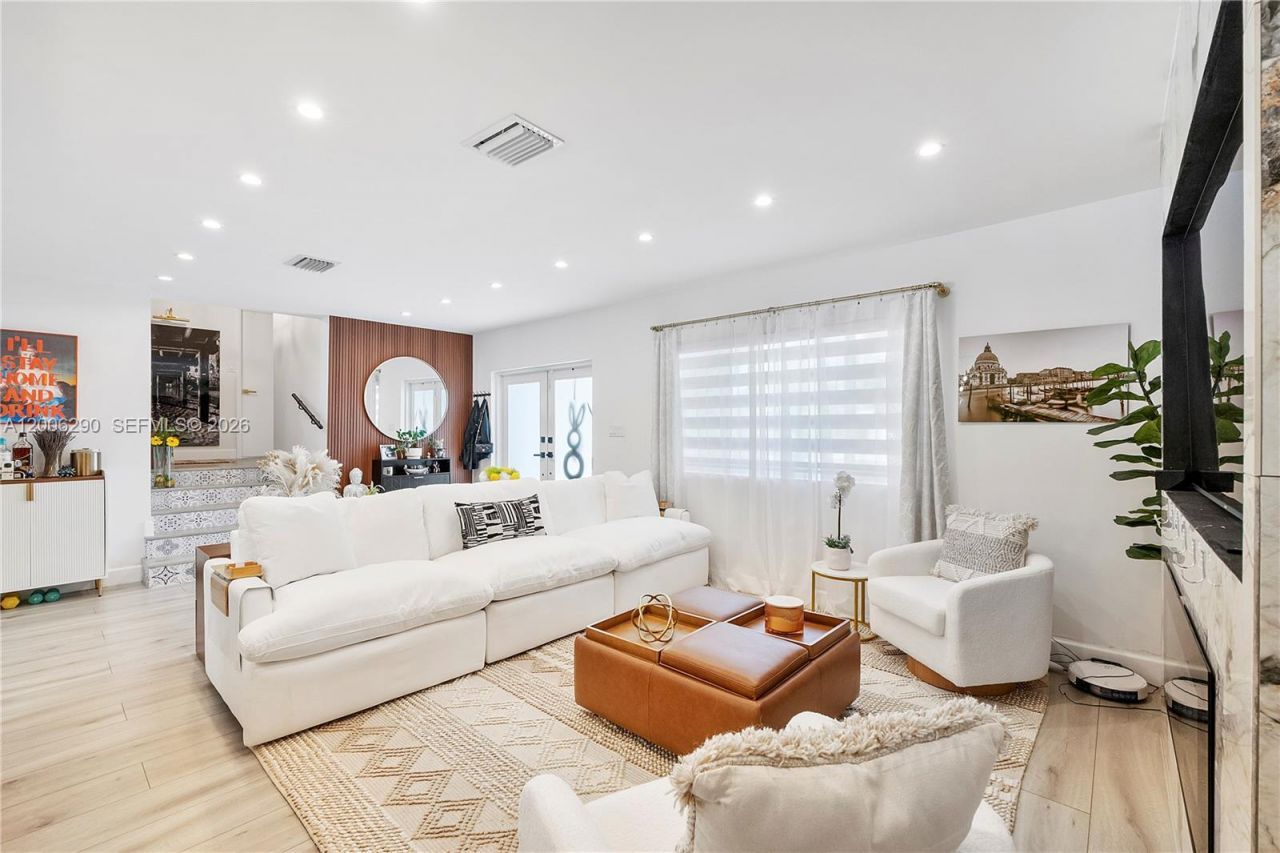 14830 N Spur Dr , Miami, FL 33161 Photo