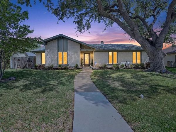 1603 Valleycrest Lane , Carrollton, TX 75006