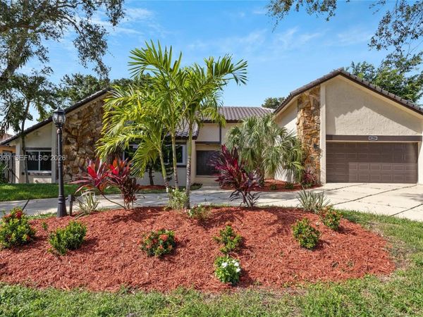 8881 N Lake Dasha Dr , Plantation, FL 33324