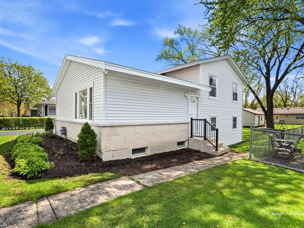 2207 Kirchoff Road, Rolling Meadows, IL 60008