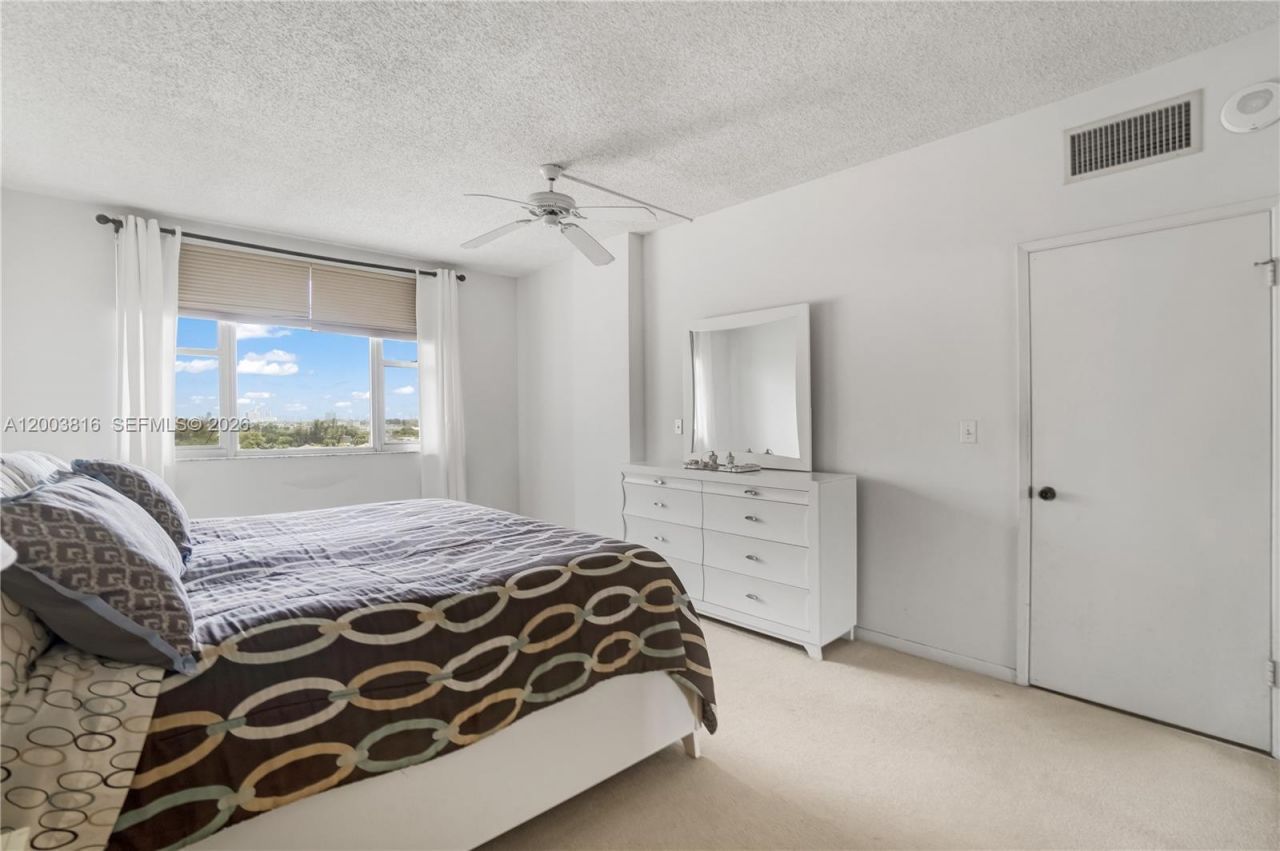 4330 Hillcrest Dr , Unit 1017, Hollywood, FL 33021 Photo