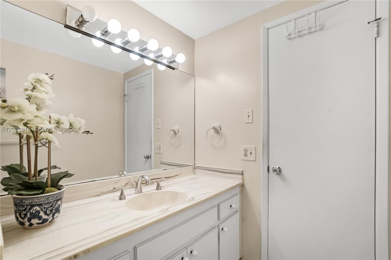4330 Hillcrest Dr , Unit 1017, Hollywood, FL 33021 Photo