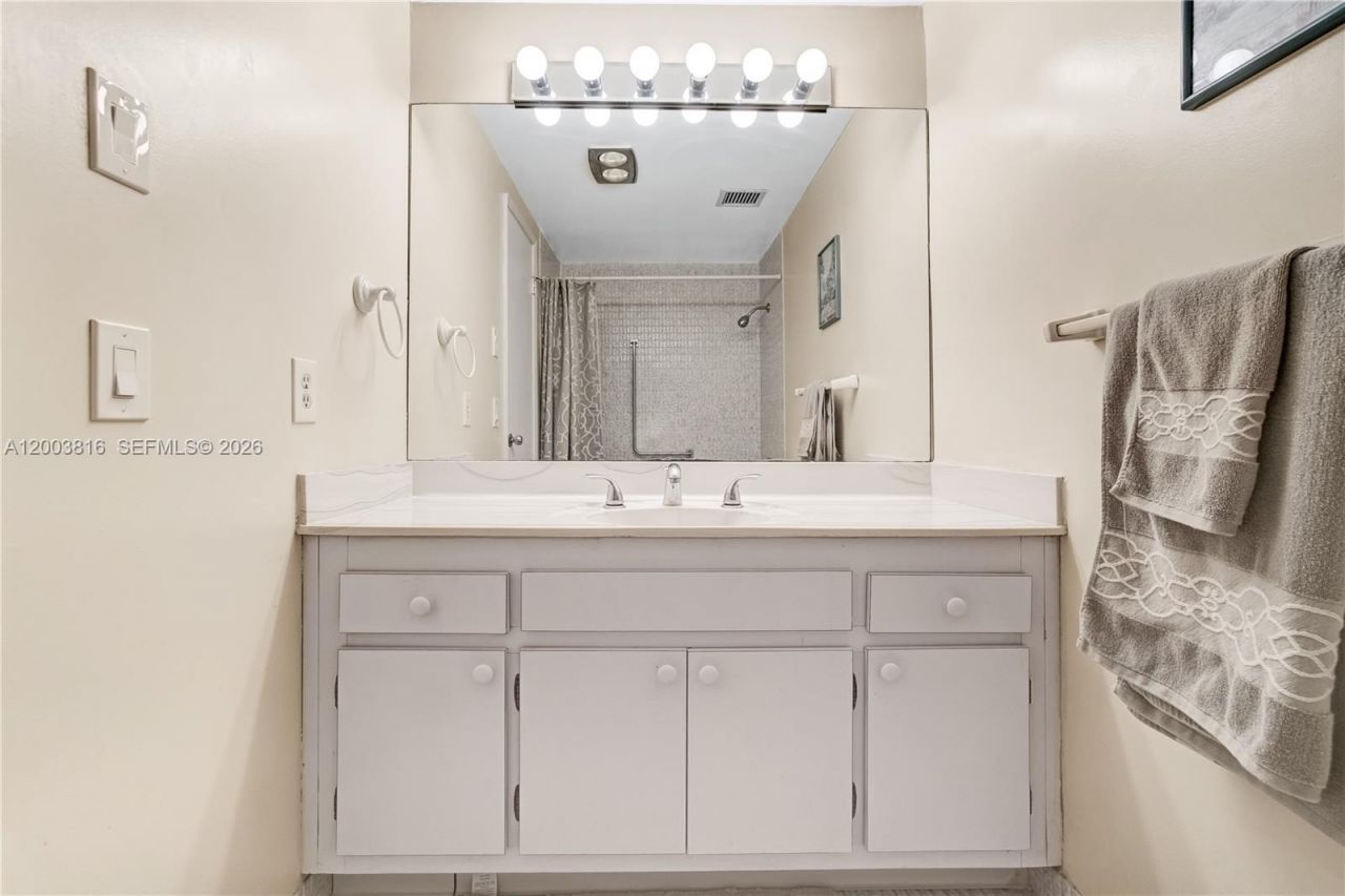4330 Hillcrest Dr , Unit 1017, Hollywood, FL 33021 Photo