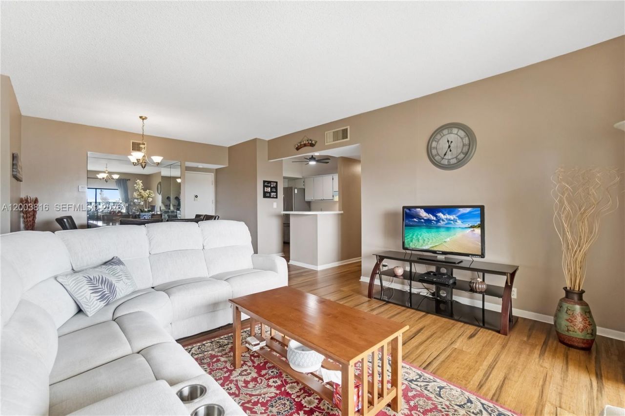 4330 Hillcrest Dr , Unit 1017, Hollywood, FL 33021 Photo