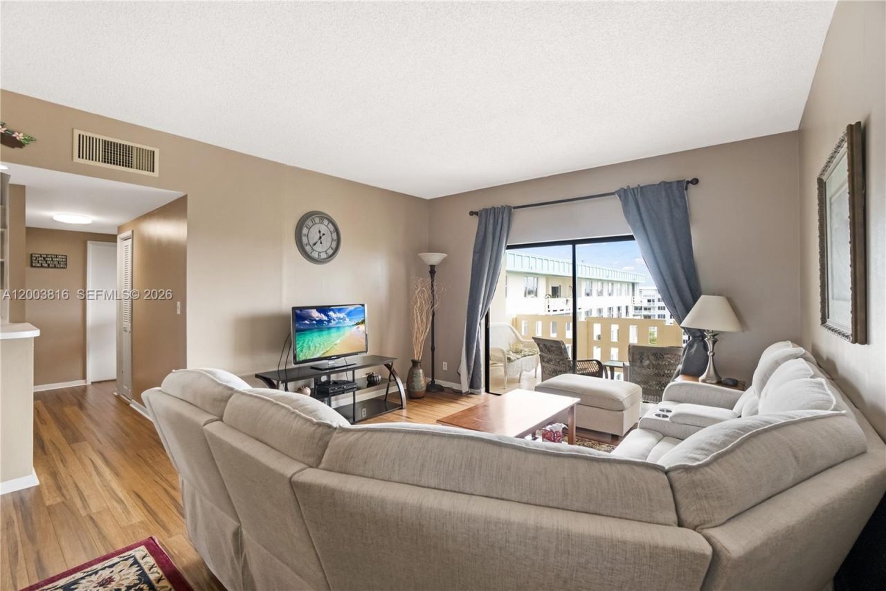 4330 Hillcrest Dr , Unit 1017, Hollywood, FL 33021 Photo