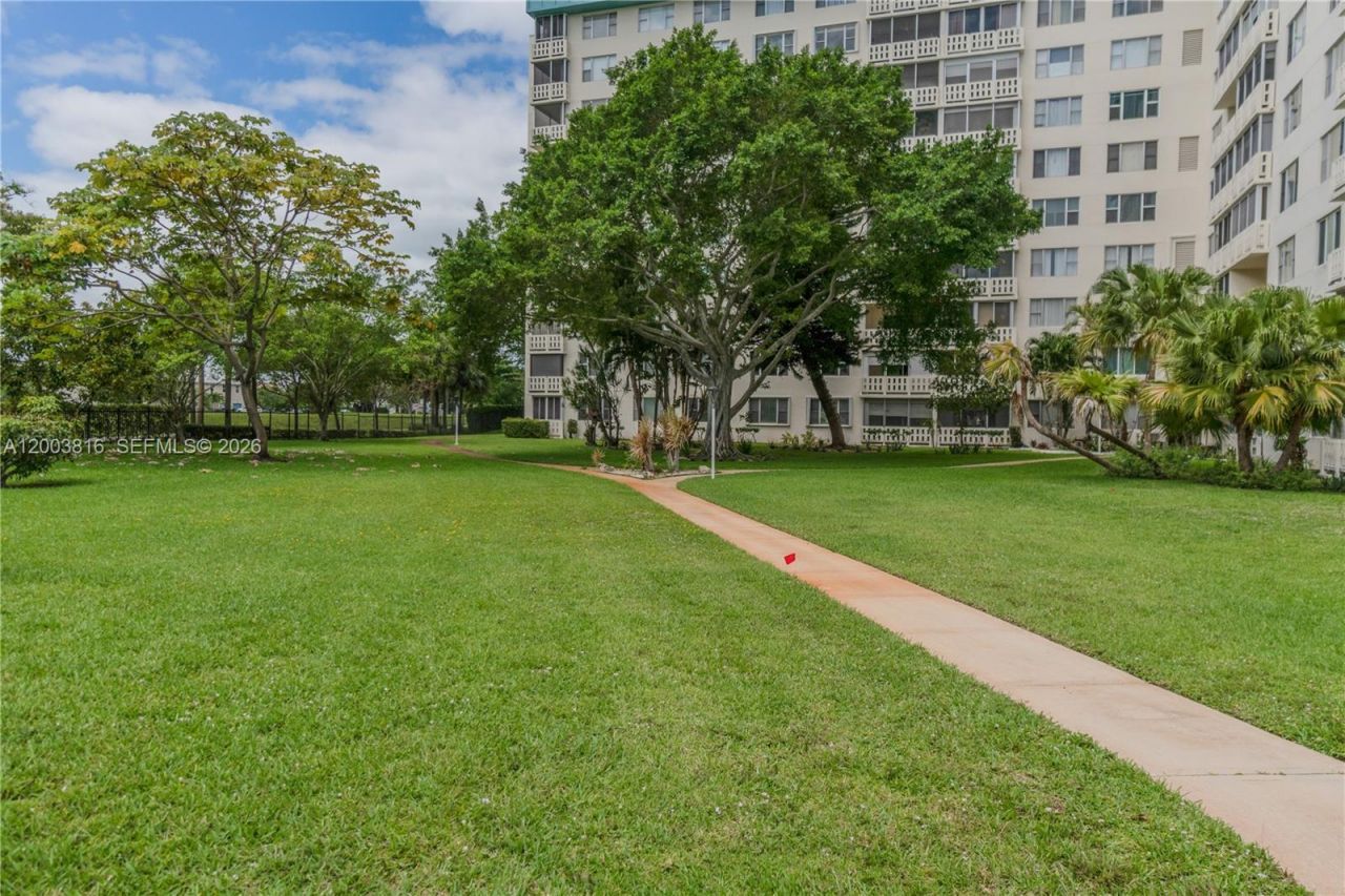 4330 Hillcrest Dr , Unit 1017, Hollywood, FL 33021 Photo