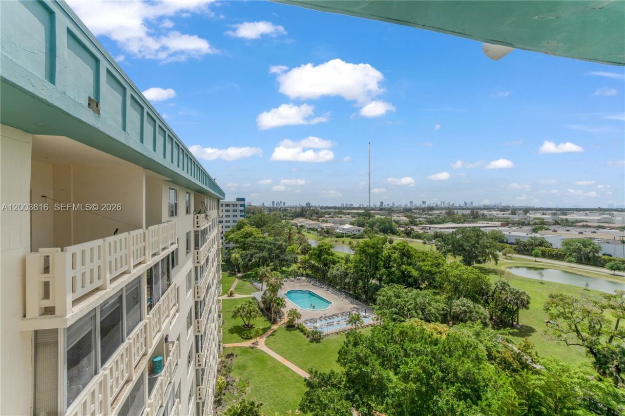 4330 Hillcrest Dr , Unit 1017, Hollywood, FL 33021 Photo