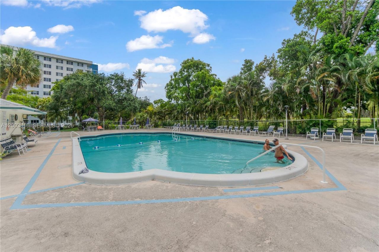 4330 Hillcrest Dr , Unit 1017, Hollywood, FL 33021 Photo