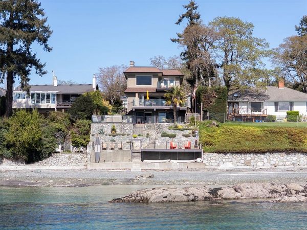 10646 Madrona Dr, North Saanich, BC V8L 5L8