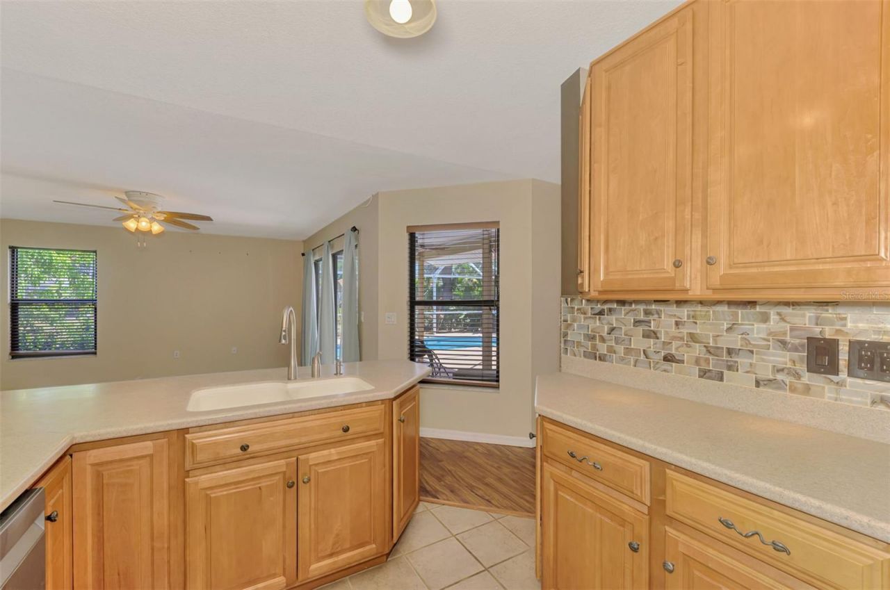 7805 38th Court E, Sarasota, FL 34243 Photo