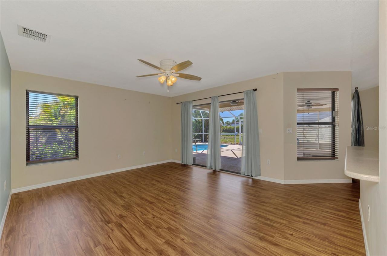 7805 38th Court E, Sarasota, FL 34243 Photo