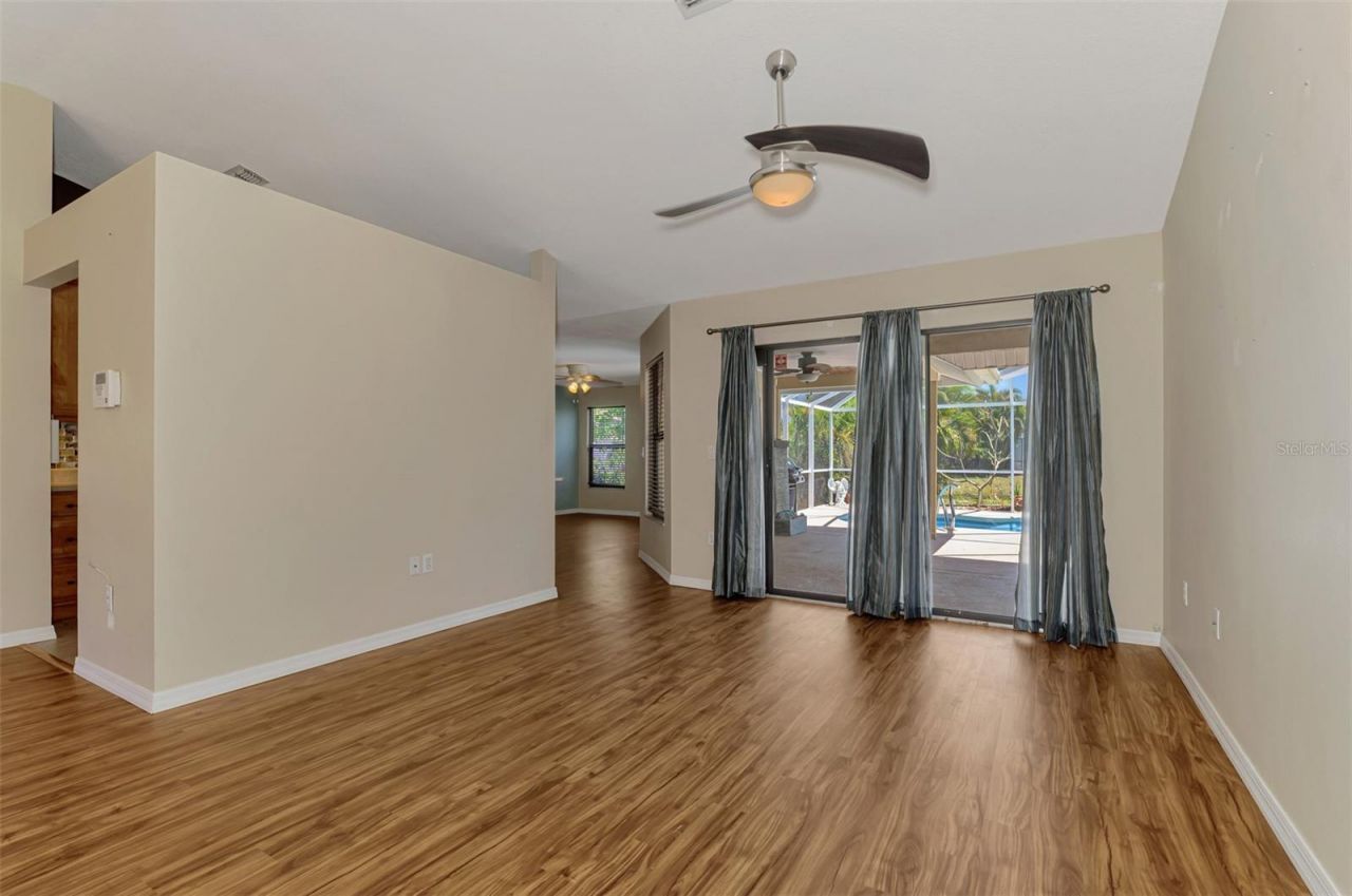 7805 38th Court E, Sarasota, FL 34243 Photo