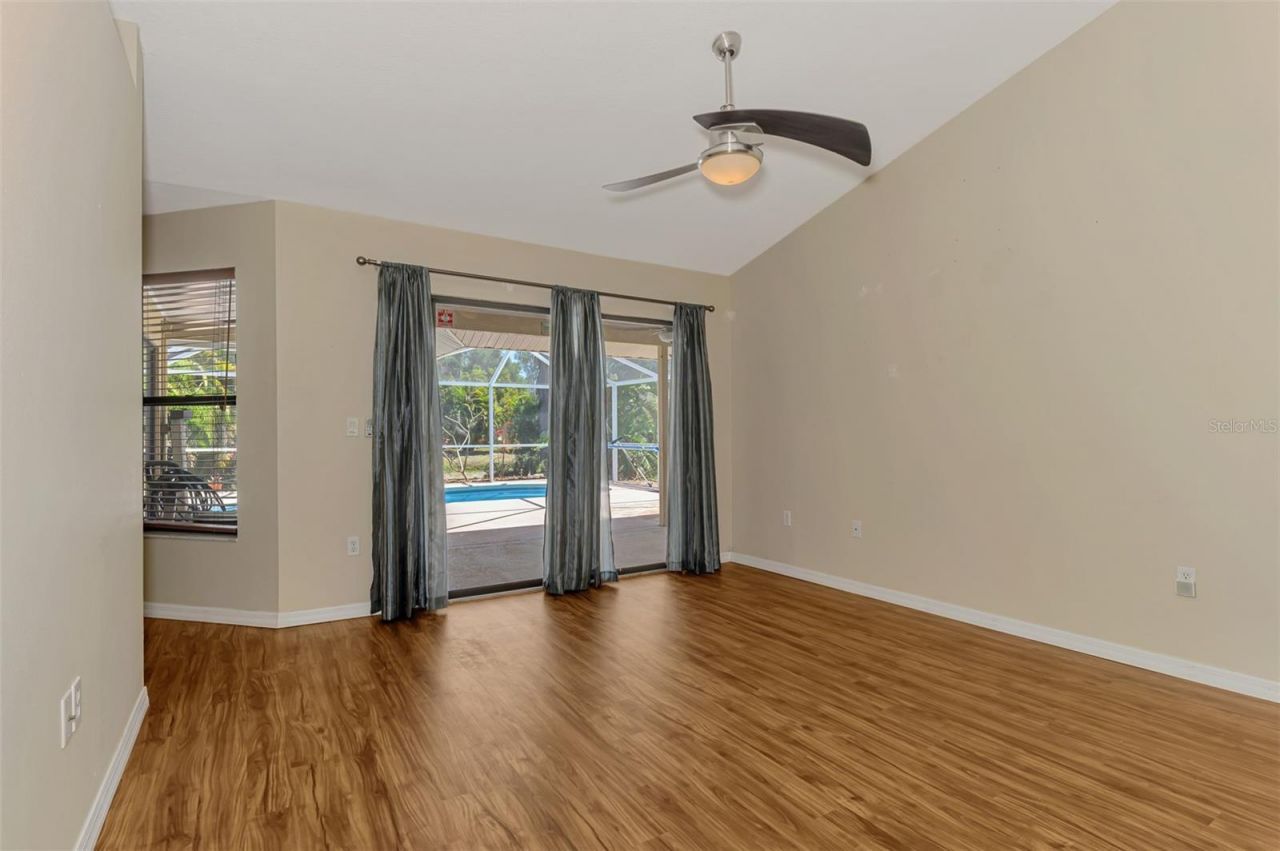 7805 38th Court E, Sarasota, FL 34243 Photo