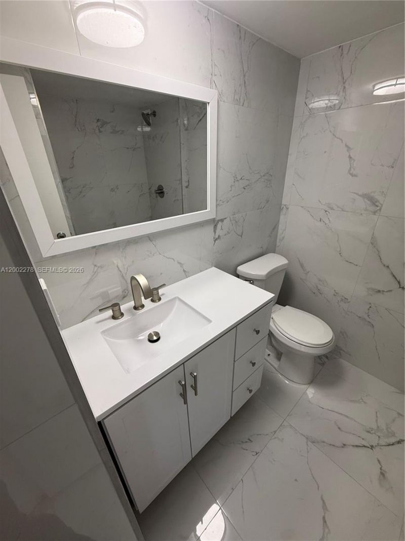 5700 Collins Ave , Unit 15H, Miami Beach, FL 33140 Photo