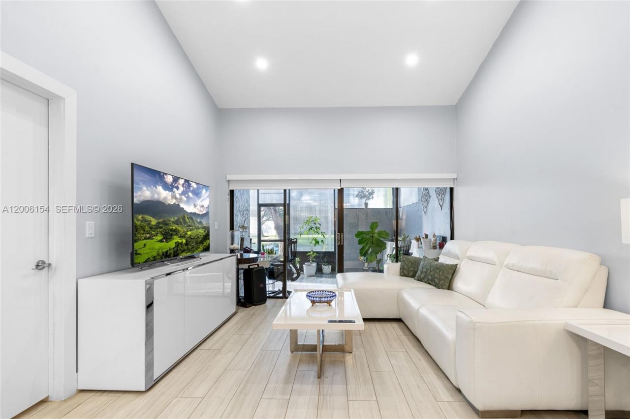 1064 NW 97th Ave , Unit 219, Pembroke Pines, FL 33024 Photo