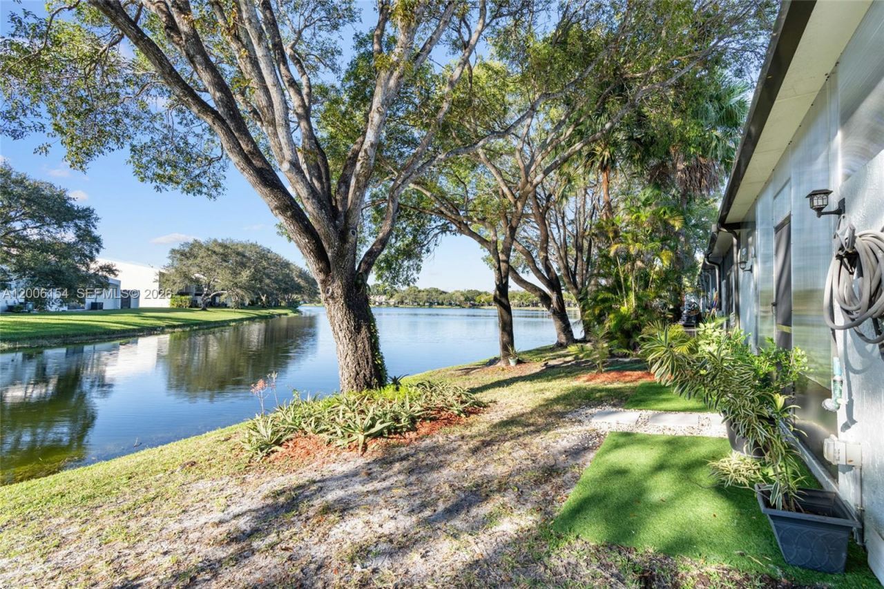 1064 NW 97th Ave , Unit 219, Pembroke Pines, FL 33024 Photo