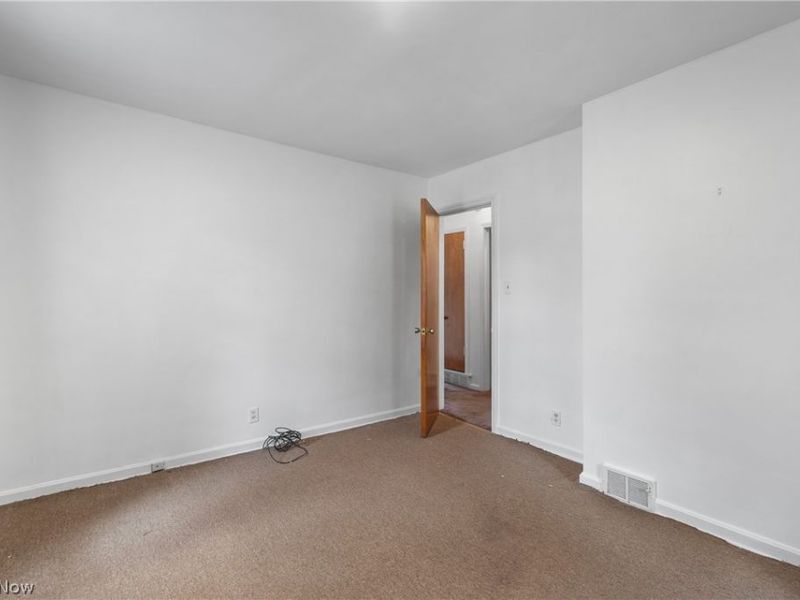 1037 Hardesty Boulevard, Akron, OH 44320 Photo 13