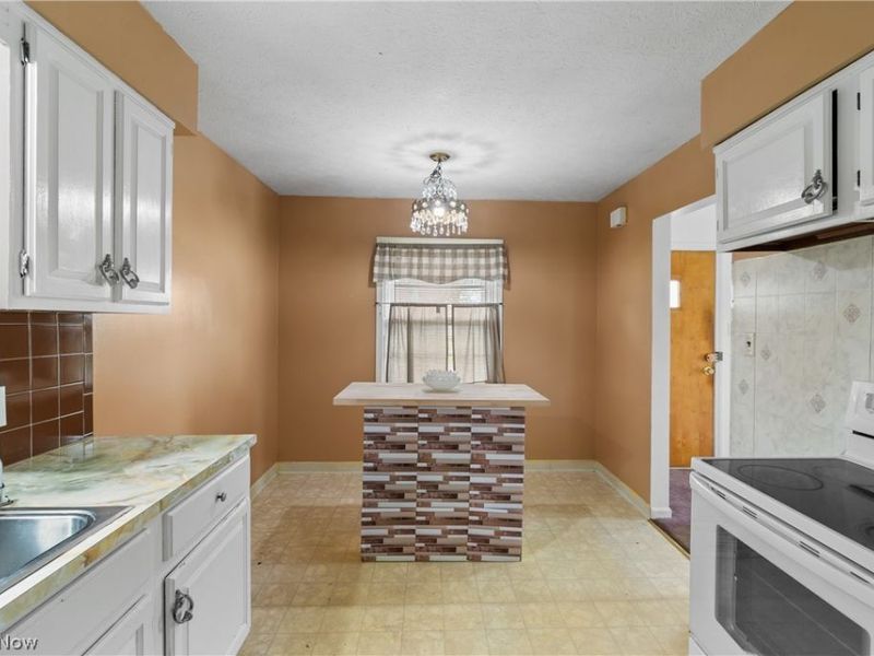 1037 Hardesty Boulevard, Akron, OH 44320 Photo 7