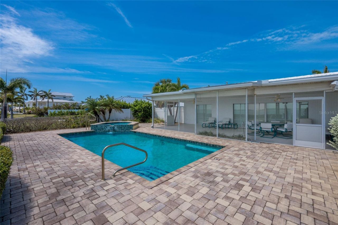 633 Key Royale Drive, Holmes Beach, FL 34217 Photo