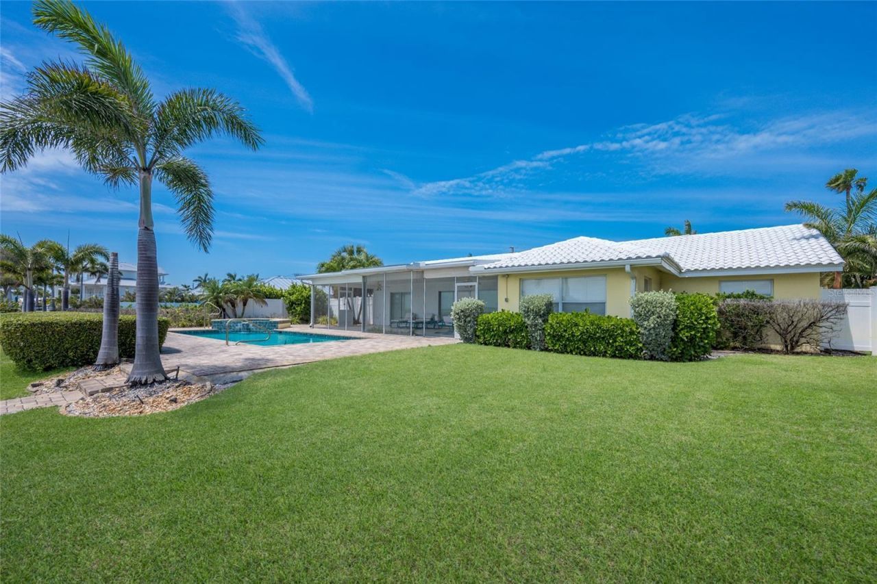 633 Key Royale Drive, Holmes Beach, FL 34217 Photo