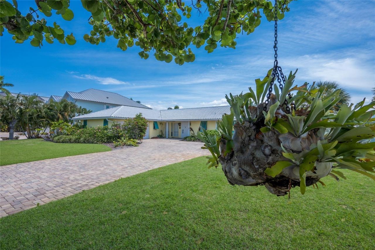 633 Key Royale Drive, Holmes Beach, FL 34217 Photo