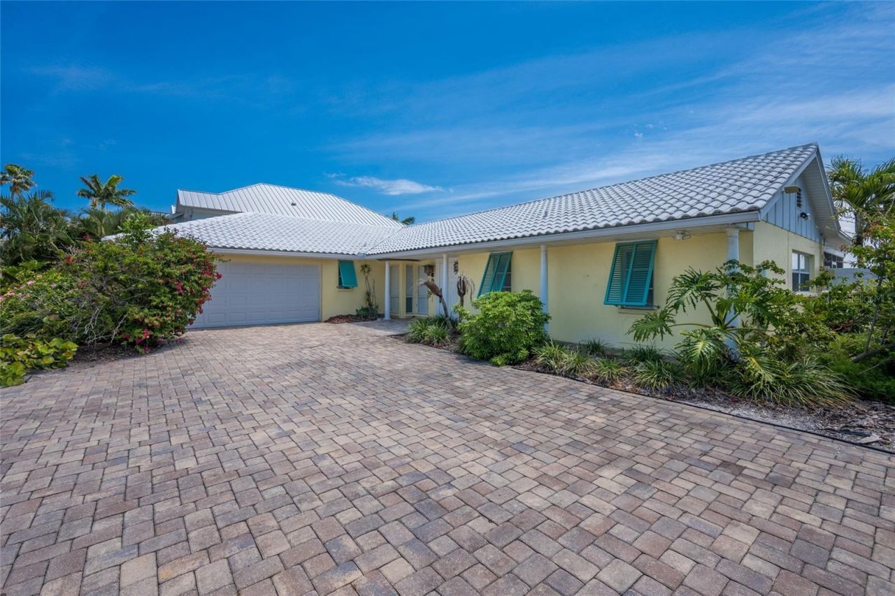 633 Key Royale Drive, Holmes Beach, FL 34217 Photo