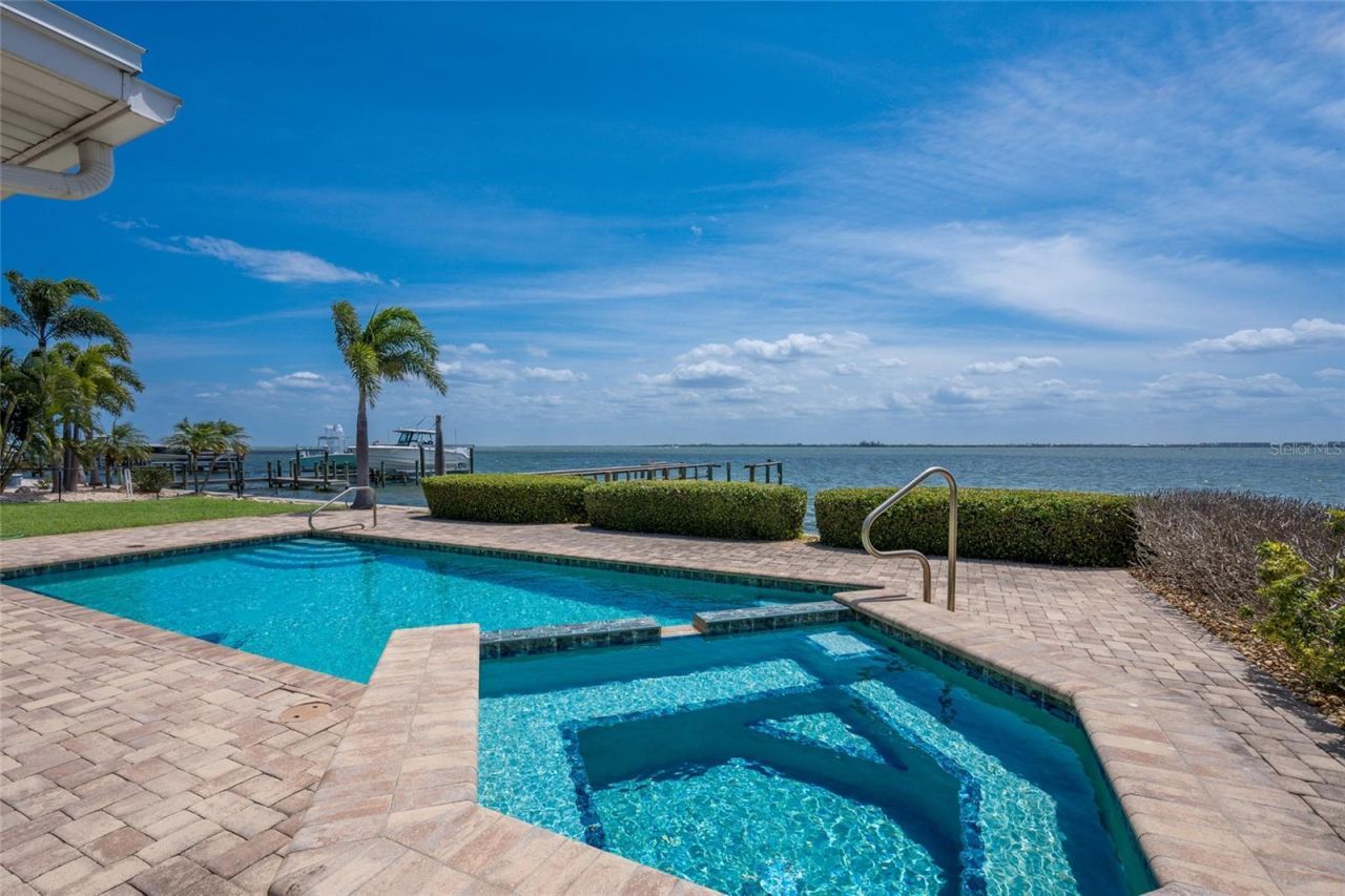 633 Key Royale Drive, Holmes Beach, FL 34217 Photo