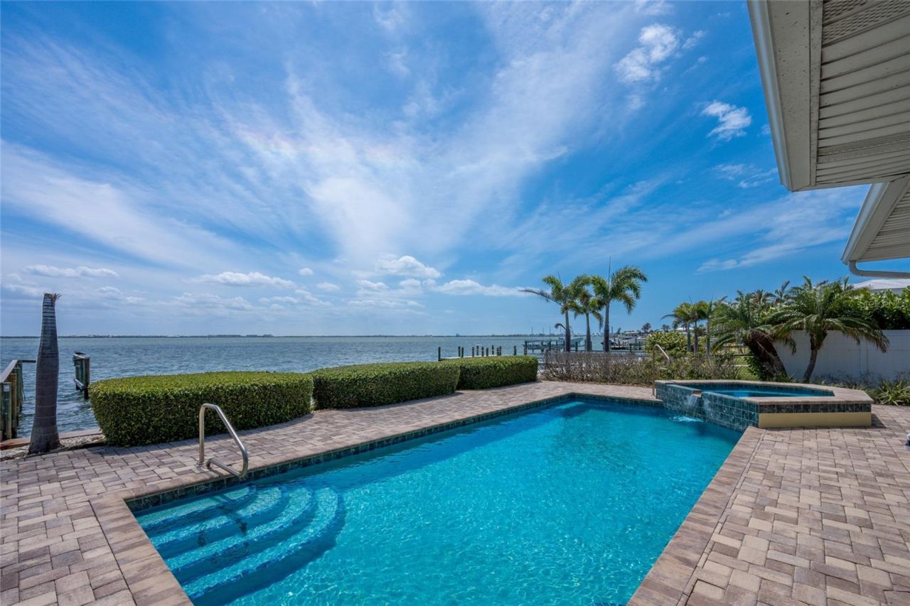 633 Key Royale Drive, Holmes Beach, FL 34217 Photo