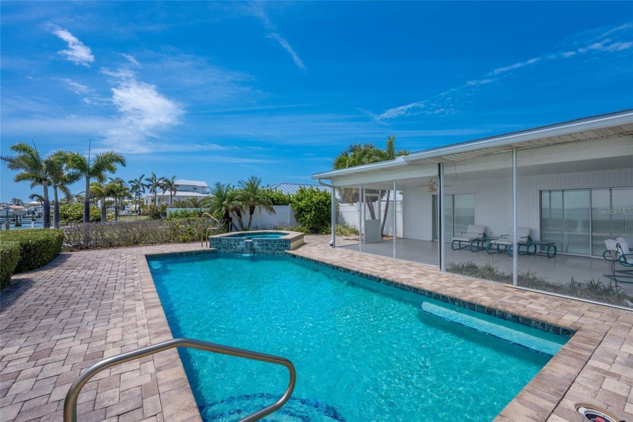 633 Key Royale Drive, Holmes Beach, FL 34217 Photo