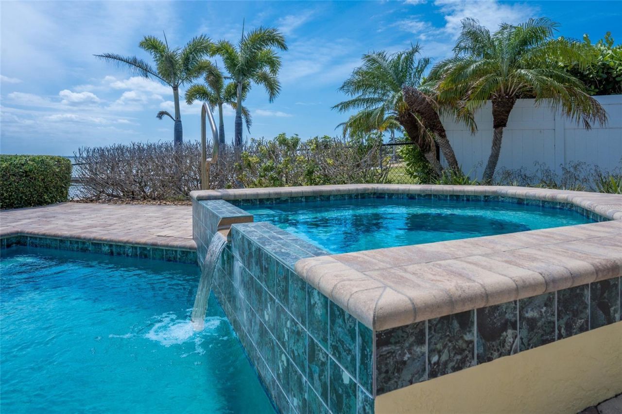 633 Key Royale Drive, Holmes Beach, FL 34217 Photo