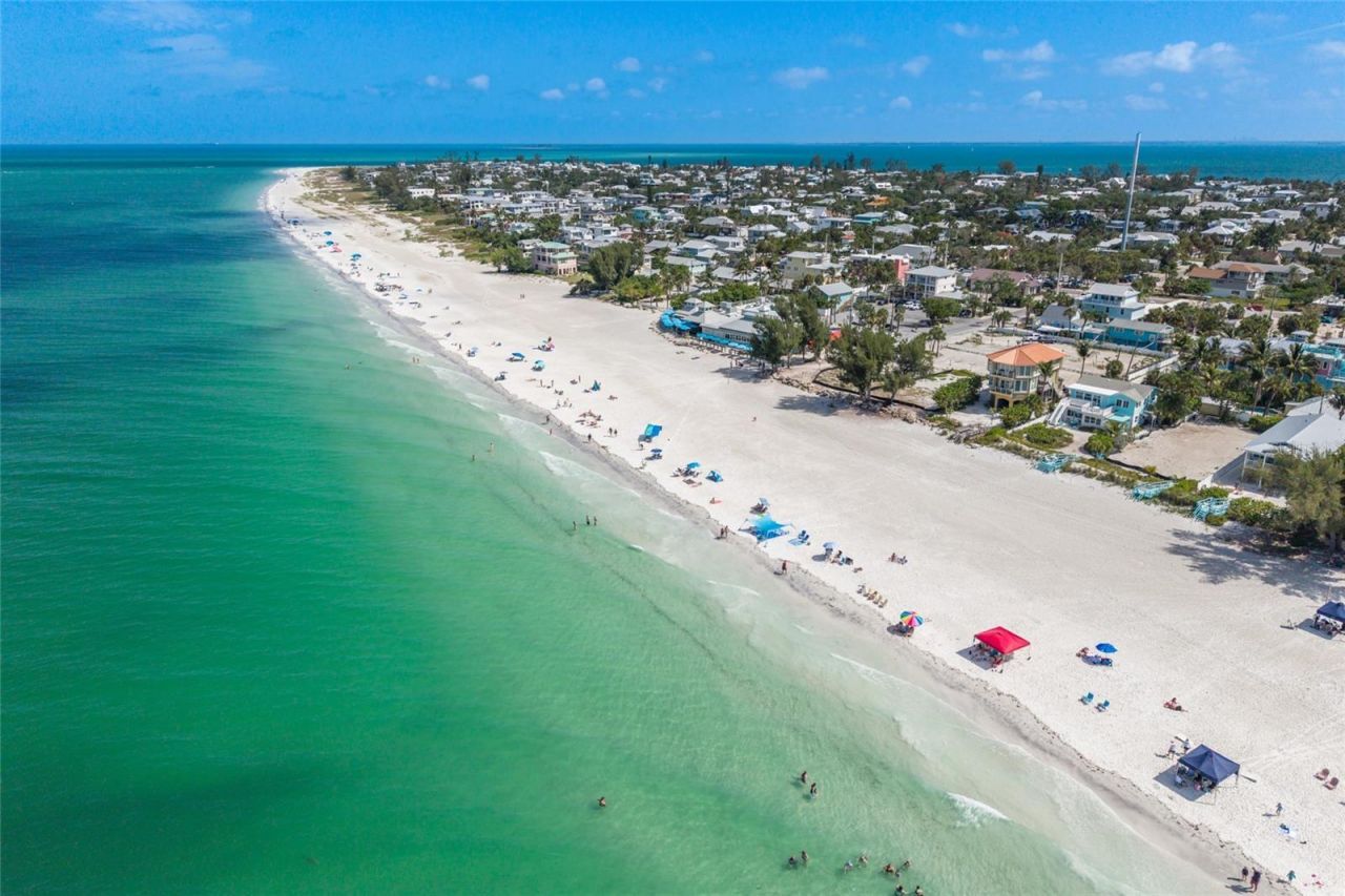 633 Key Royale Drive, Holmes Beach, FL 34217 Photo