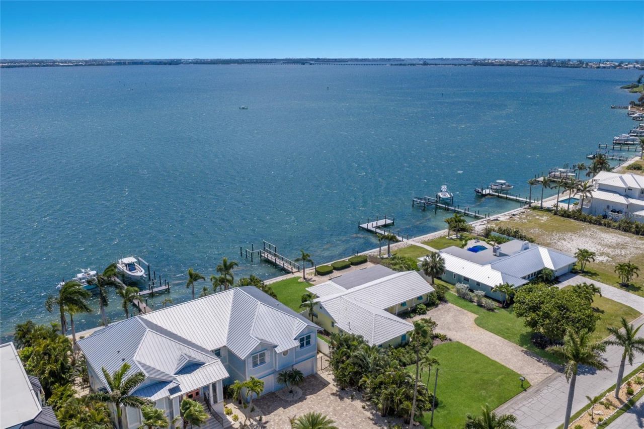 633 Key Royale Drive, Holmes Beach, FL 34217 Photo