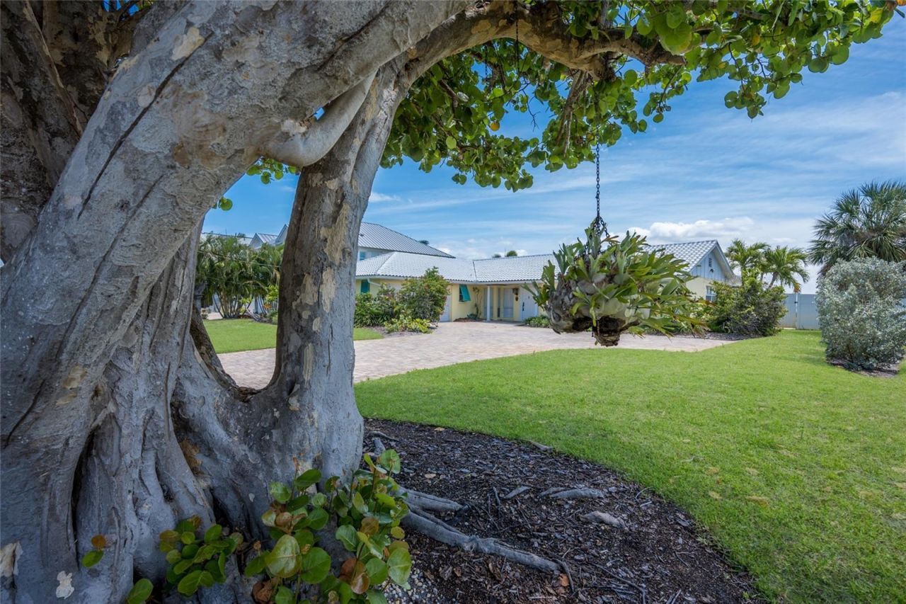 633 Key Royale Drive, Holmes Beach, FL 34217 Photo