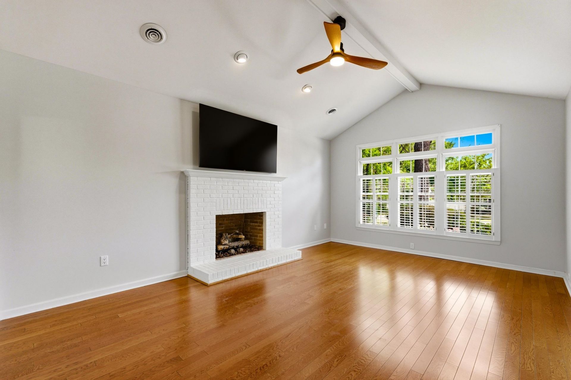 3068 Sweetpine Ln.  Photo 5