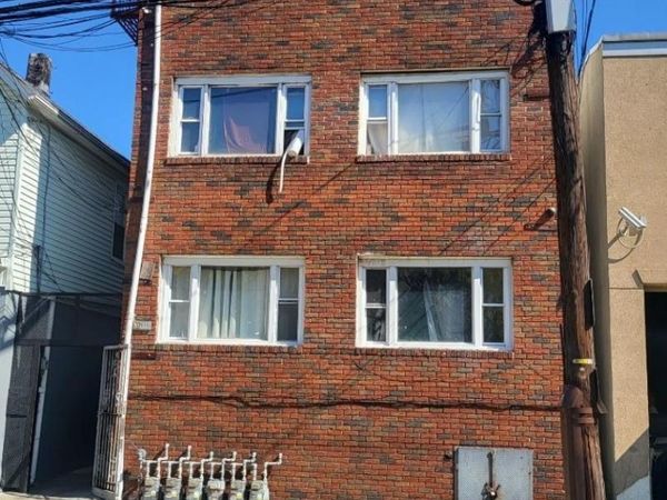 111 Pine St, Elizabeth, NJ 07206