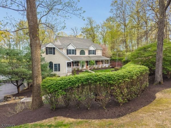 15 White Oak Dr, Union, NJ 08802