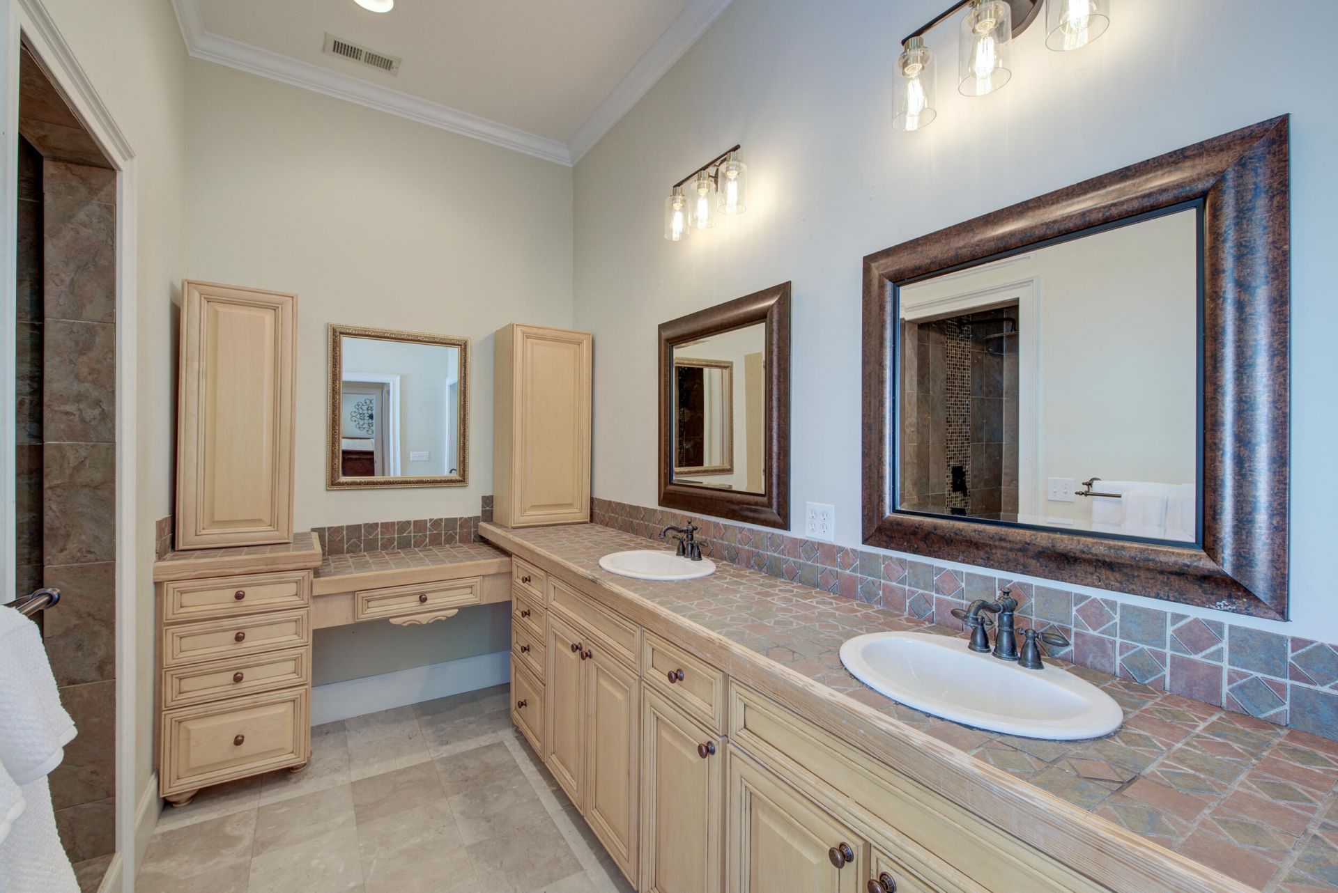 731 York Street Photo 18