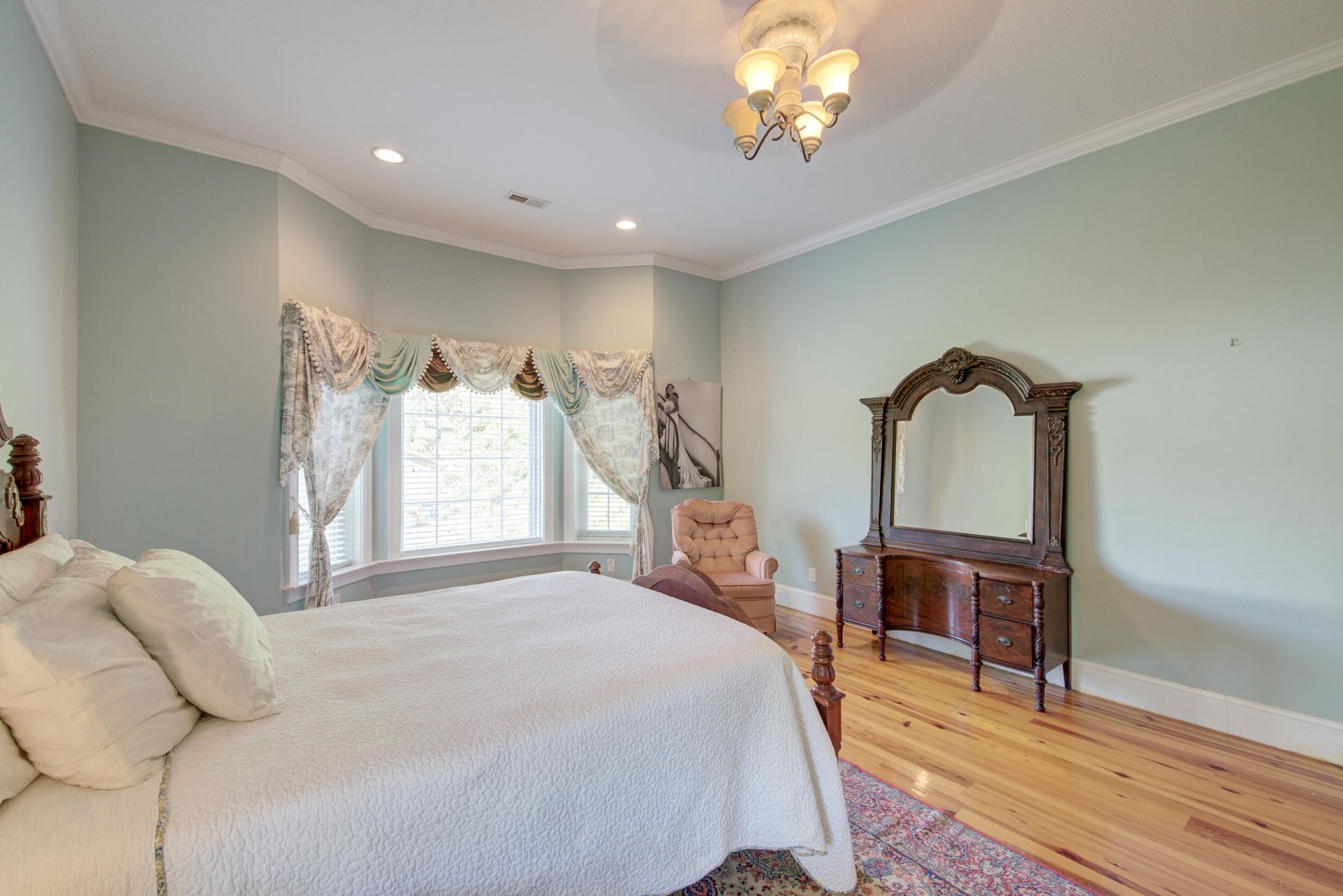 731 York Street Photo 31