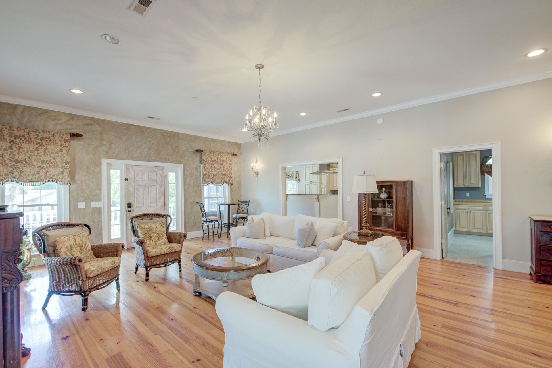 731 York Street Photo 5