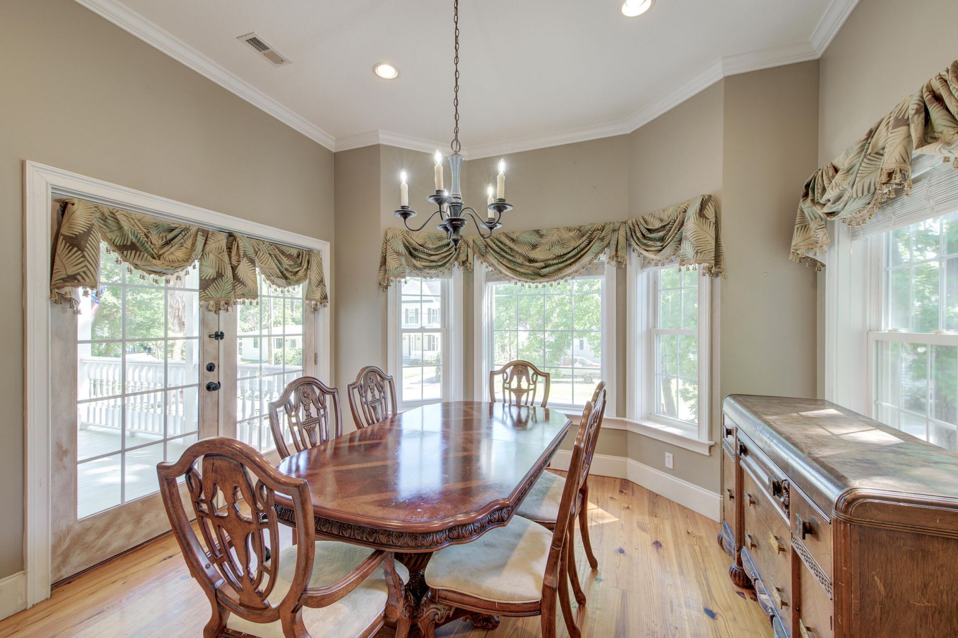 731 York Street Photo 6