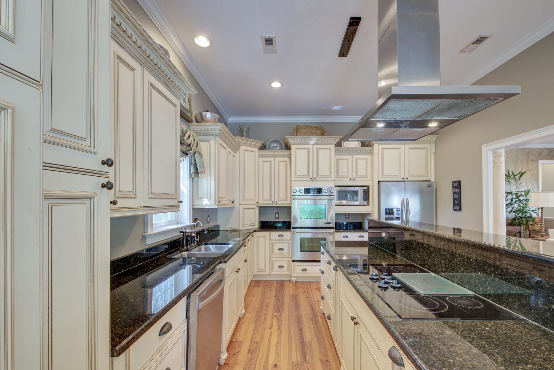 731 York Street Photo 7