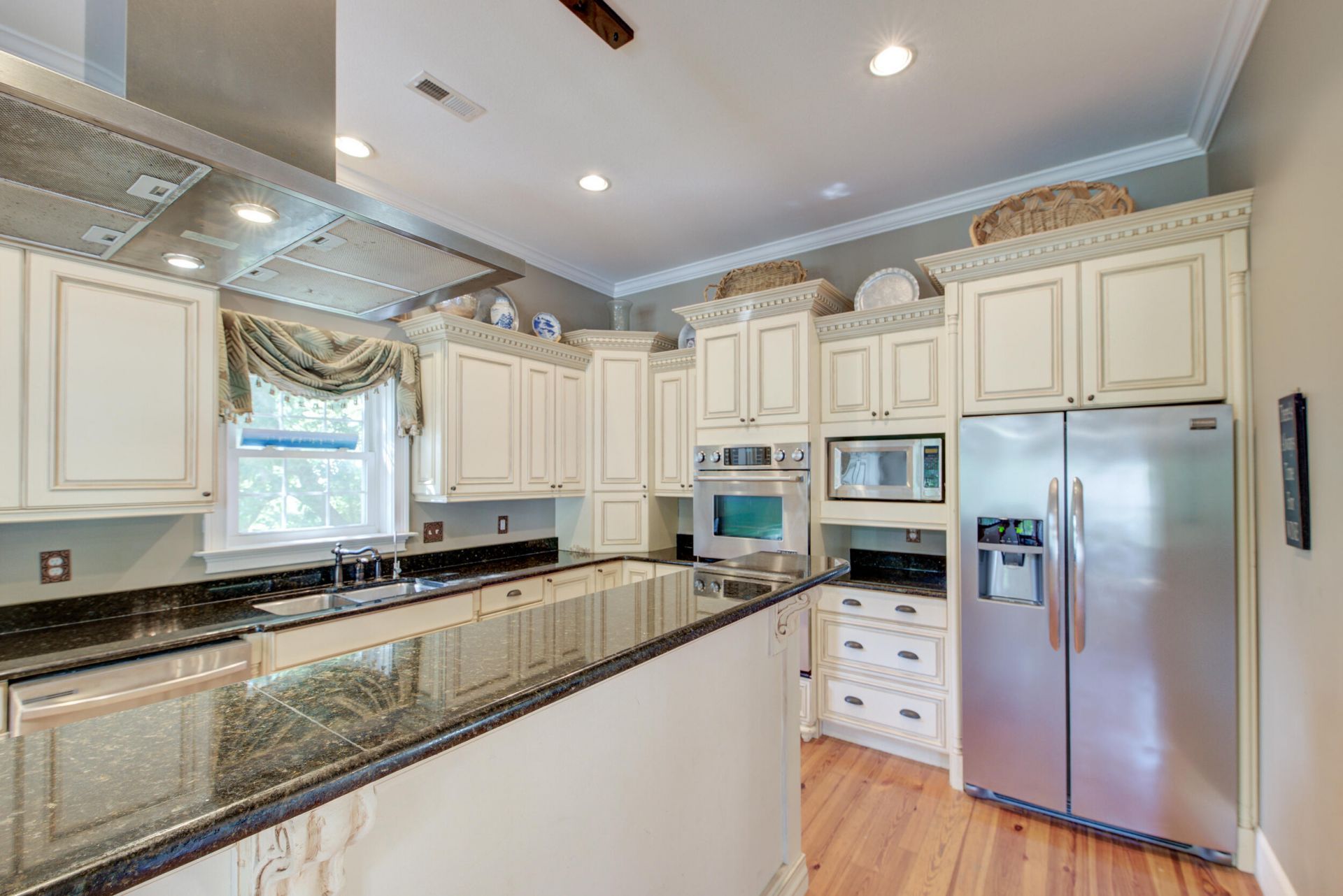 731 York Street Photo 8