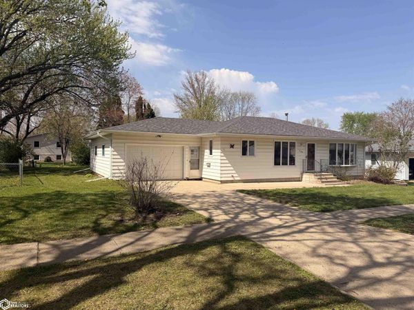 2128 W Bremer Avenue, Waverly, IA 50677