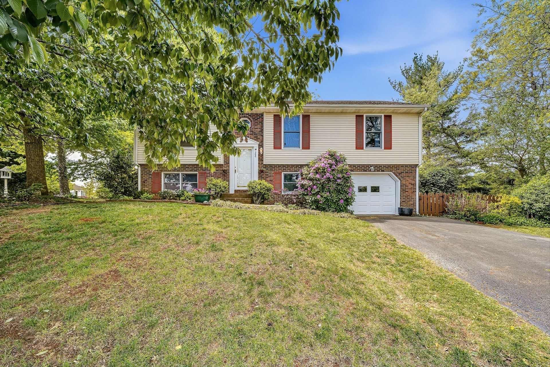 300 Brittany Ln, Salem, VA 24153 Main Photo
