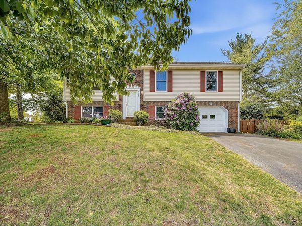300 Brittany LN, Salem, VA 24153