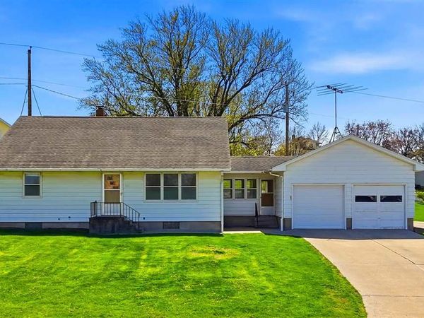 201 3rd St, Victor, IA 52347