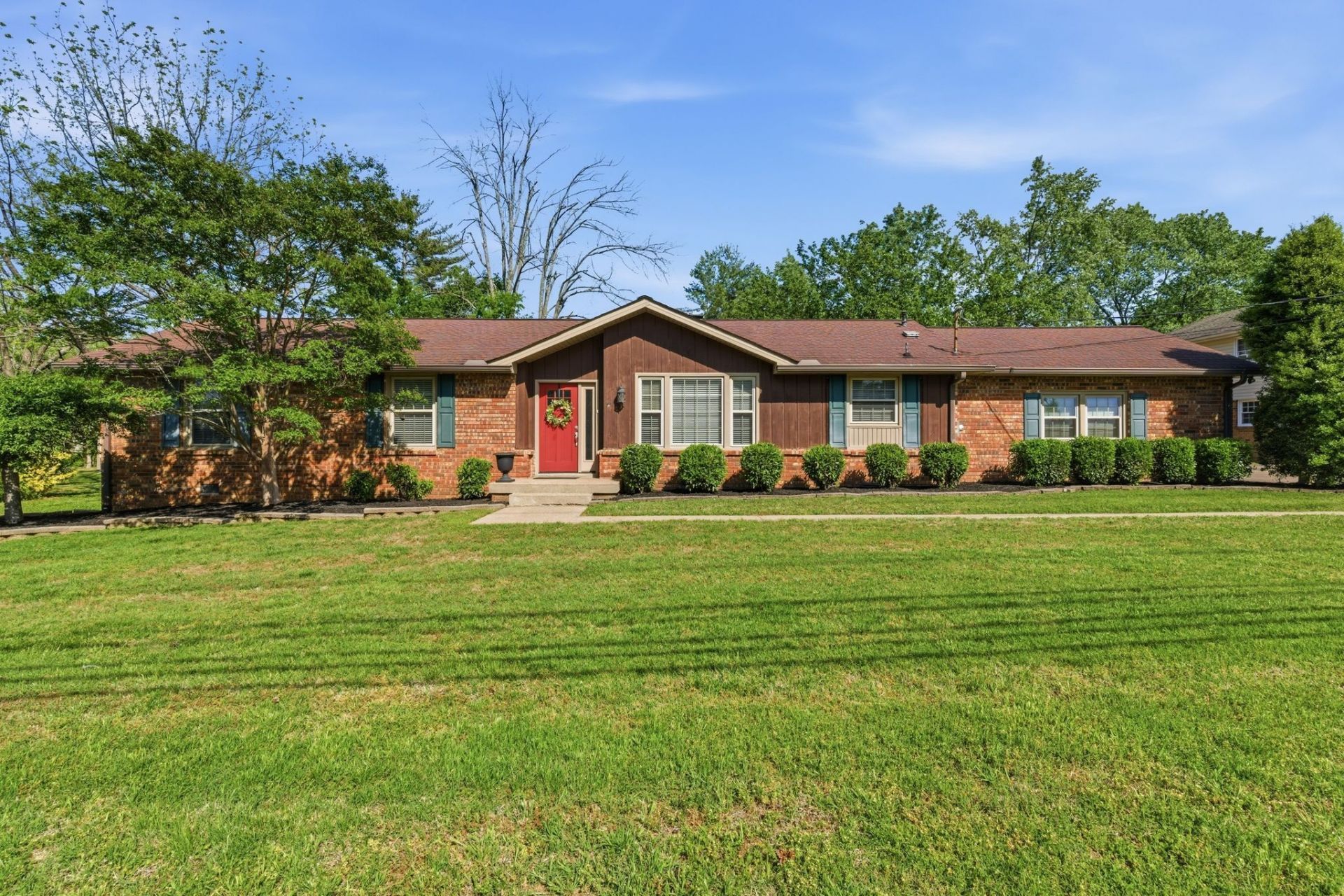 423 Walton Ferry Rd, Hendersonville, TN 37075 Main Photo